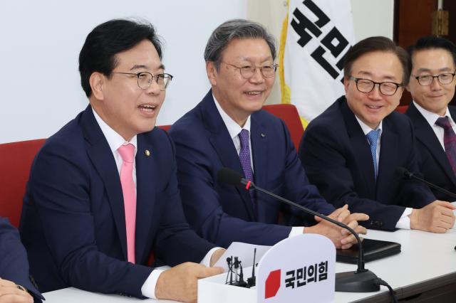 송언석 국민의힘 원내대표가 25일 국회에서 열린 경제6단체 부회장단과 면담하고 있다 왼쪽부터 송 원내대표 김창범 한국경제인협회 상근부회장 이동근 한국경영자총협회 상근부회장 이호준 한국중견기업연합회 상근부회장 사진연합뉴스