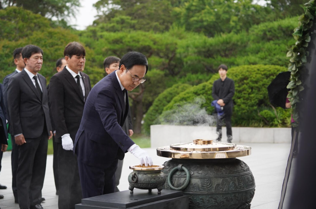 이용배 현대로템 대표이사가 25일 국립서울현충원 현충탑에서 순국선열 및 호국 영령에분향하고 있다
