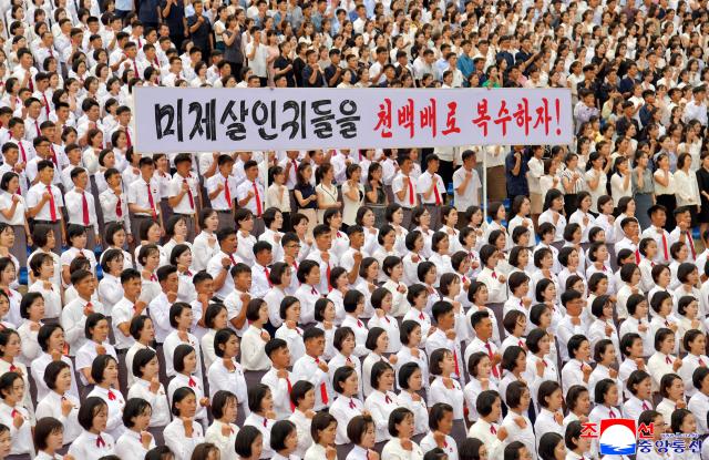 북한이 6ㆍ25 미제반대투쟁의 날을 맞아 지난 24일 평양시 청년공원야외극장에서 청년학생들의 복수결의모임이 진행됐다고 조선중앙통신이 25일 보도했다 사진연합뉴스