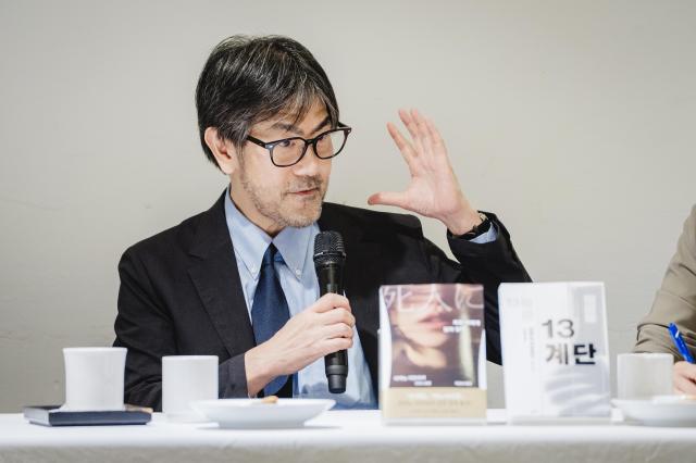 일본 작가 다카노 가즈아키가 지난 20일 서울 중구 한 식당에서 열린 단편소설집 죽은 자에게 입이 있다황금가지 기자간담회에서 질문에 답변하고 있다 사진황금가지