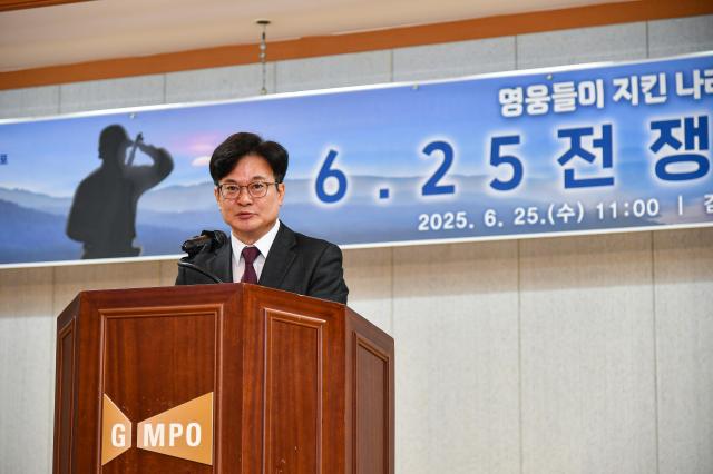 김병수 시장이 추념사를 하고 있다 사진김포시