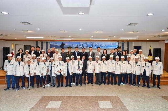 김포시가 미래 주역인 청소년과 유공자 보훈가족 등 300여명이 함께 한 가운데 25일 김포시민회관 다목적홀에서 6·25전쟁 제75주년 행사를 개최했다사진김포시