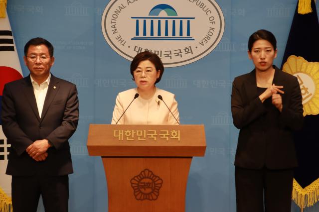 김정재이상휘 국회의원이 포항 영일만대교 예산 삭감에 대한 기자 회견을 열고 있다 사진김정재 국회의원 사무실