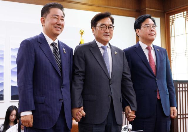 24일 우원식 국회의장과 여야 원내대표들이 국회에서 추가경정예산안 처리를 위한 본회의 개최 일정과 상임위원장 재배분 문제 등을 논의하기 위해 회동하고 있다 왼쪽부터 김병기 더불어민주당 당 대표 직무대행 겸 원내대표 우원식 국회의장 송언석 국민의힘 원내대표 사진연합뉴스