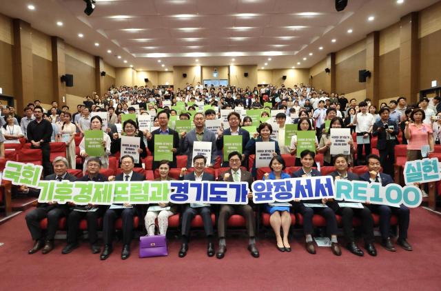 「글로벌 RE100 압박과 한국의 대응」 국회 토론회에서 김동연 경기도지사 우원식 국회의장 기후위기 탈탄소 경제포럼 소속 국회의원 및 주요 내빈이 기념촬영을 하고 있다 사진경기도