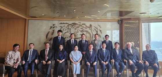 국회 이학영 부의장오른쪽 네 번째 선플재단 민병철 이사장오른쪽 다섯 번째 주한 필리핀 대사 마리아 테레사 디존-데 베가왼쪽 다섯 번째가 국회의원 이용선오른쪽 세 번째 인요한 의원오른쪽 두 번째 주한 태국 대사 타니 상랏오른쪽 첫 번째 캄보디아 대사 칭 보툼 랑세이왼쪽 네 번째 튀르키예 대사 살리 무랏 타메르왼쪽 세 번째 카자흐스탄 대사 누르갈리 아리스타노프왼쪽 두 번째 라오스 대사 송카네 루앙무닌톤왼쪽 첫 번째과 함께 안수훈 연합뉴스TV 사장2열 왼쪽 첫 번째 이종호 BGSS 안과의원 이사장2열 왼쪽 두 번째 민준기 민 덴톤스 리 파트너 변호사2열 왼쪽 세 번째 곽정현 KG모빌리티 CSO2열 왼쪽 네 번째 양성전 선플재단 고문2열 오른쪽 첫 번째이 기념촬영을 하고 있다 사진선플재단