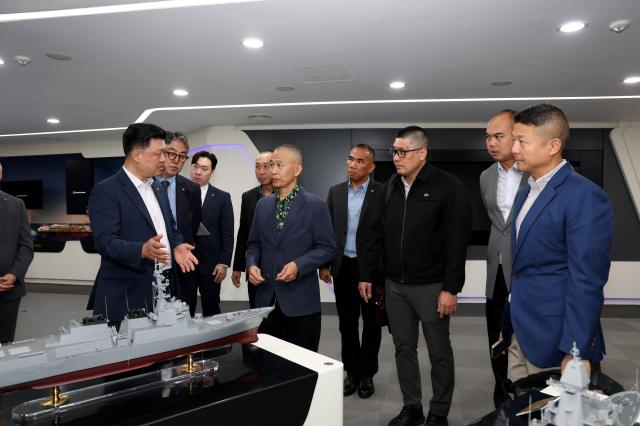 한화오션 거제사업장을 방문한 태국 해군 대표단이 한화오션 특수선사업부 관계자의 설명을 듣고 있다
