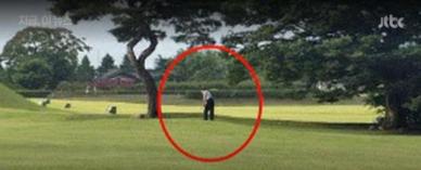 경주 왕릉 잔디밭서 골프 연습?…외국인도 깜짝