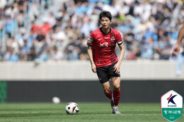 프로축구 K리그11부 FC서울의 프렌차이즈스타 기성용이 포항 스틸러스의 유니폼을 입을 전망이다 이적을 선택한 배경에는 출전 시간이 주요하게 작용한 것으로 보인다 사진한국프로축구연맹