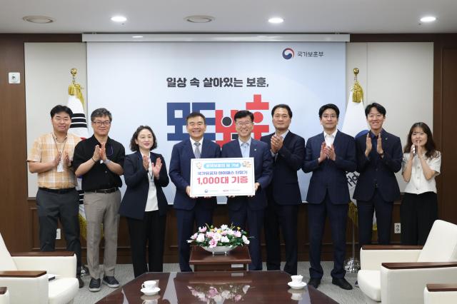25일 오전 세종 국가보훈부 청사에서 개최한 상이 국가유공자 하이패스 단말기 전달식에서 관계자들이 기념촬영을 하고 있다 사진국가보훈부