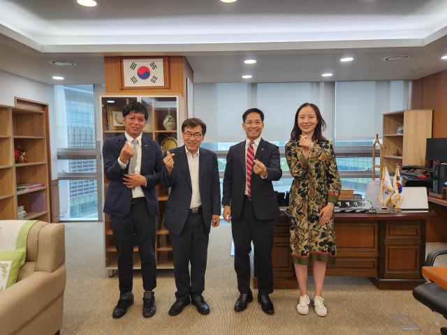 전형식 정무부지사 접견왼쪽부터 응우옌 선 응옥 베트남 박장성 경제과장 전형식 충남도 정무부지사 모리 카즈키 일본 구마모토현 국제과 주임주사 쉬이슈 중국 상하이시 자딩구 외사판공실 주임과원사진충남도