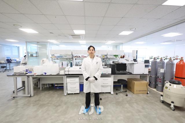 Dominic Jeong CEO of Simple Planet gives a tour on the companys laboratory June 24 2025 AJP Han Jun-gu