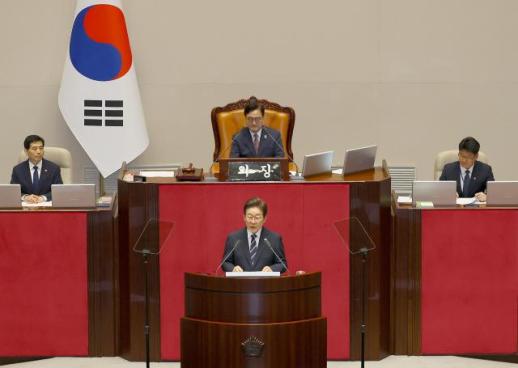 李在明在国会发表施政演说