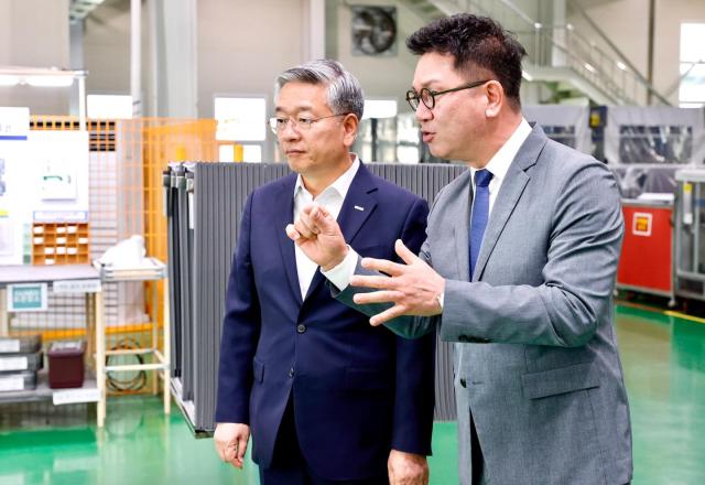 김종호 기보 이사장왼쪽이 정웅용 주광원이엔지 대표와 함께 제조시설을 둘러보고 애로사항을 청취하고 있다 사진기술보증기금
