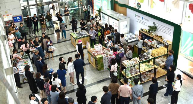 대구시 군위군과 대구도시개발공사가 도농 상생을 위한 군위군 로컬푸드 직매장 운영 업무협약MOU을 체결했다 사진대구도시개발공사