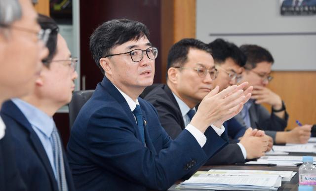 임기근 기획재정부 차관이 26일 서울 영등포구 소상공인연합회에서 열린 추경 집행 준비 간담회를 주재하면서 모두발언을 하고 있다 사진기획재정부