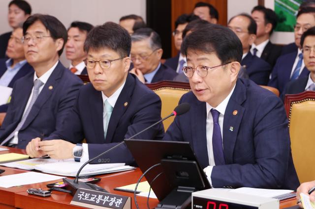 박상우 국토교통부 장관이 25일 국회 국토교통위원회 전체회의에서 2025년도 제2회 추가경정예산안 관련 위원 질의에 답하고 있다 2025625 사진연합뉴스