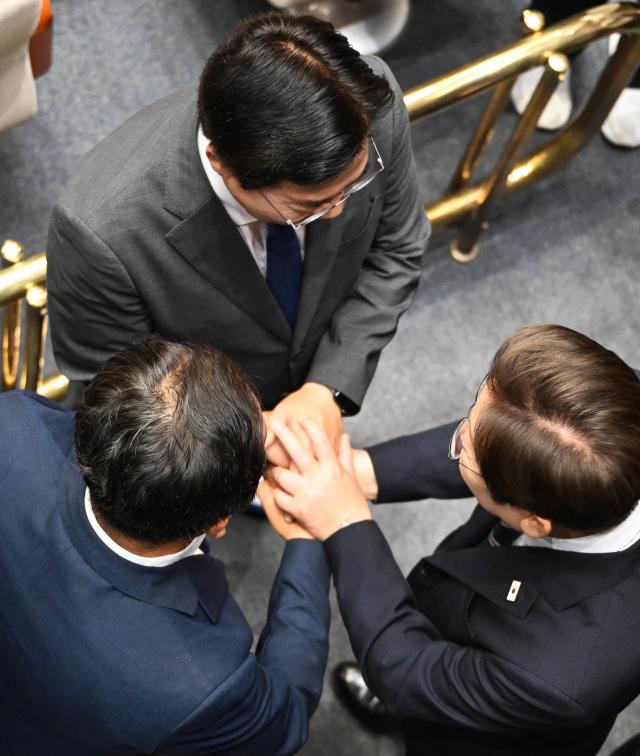 이재명 대통령이 26일 서울 여의도 국회 본회의장에서 정부의 2차 추가경정예산안 제출과 관련해 첫 시정연설을 마치고 더불어민주당 정청래왼쪽 박찬대 의원위과 대화하고 있다 사진연합뉴스