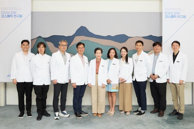 24일 서울 강남구 안다즈호텔에서 열린 아모레퍼시픽 에스트라의 민감성 피부 코스메틱 연구회 발족식에서 참가자들이 기념촬영을 하고 있다 사진아모레퍼시픽