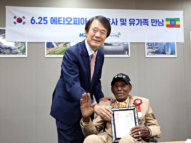 김종훈 한미글로벌 회장왼쪽이 에티오피아 참전용사 틸라훈 테세마 가메 씨에게 감사패를 전달하고 있다 사진한미글로벌