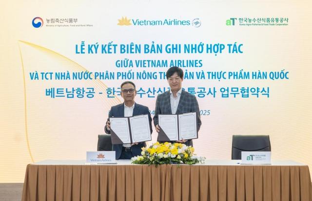 Ông Lê Minh Tuấn Phó trưởng ban Dịch vụ Hành khách của Vietnam Airlines trái và ông Kim Kyoung Cheol Giám đốc khu vực ASEAN aT trao biên bản hợp tác ẢnhaT