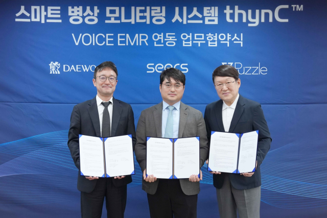 왼쪽부터이영신 씨어스테크놀로지 대표 이창재 대웅제약 대표 김용식 퍼즐에이아이 대표가 기념 촬영을 하고 있다사진대웅제약