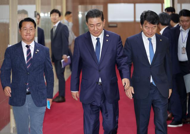 김병기 더불어민주당 원내대표가운데 문진석 원내수석부대표오른쪽 문금주 원내대변인이 26일 우원식 국회의장과 회동을 마친 뒤 의장실을 나서고 있다 사진연합뉴스