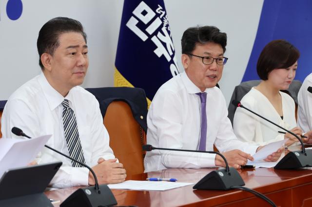 진성준 더불어민주당 정책위의장이 지난 17일 서울 여의도 국회에서 열린 원내대책회의에서 발언하고 있다 사진연합뉴스