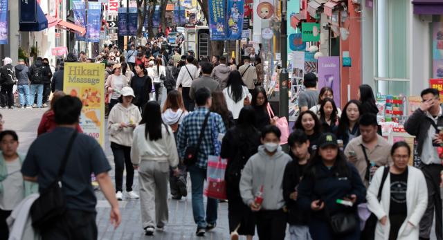 Đường phố Myeongdong Seoul đông đúc khách du lịch nước ngoài ẢnhYonhap News