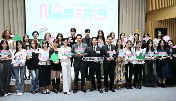 오세훈 서울시장이 26일 열린 2025 서울뷰티위크 홍보단 발대식에서 홍보단과 기념사진을 촬영하고 있다 사진서울시