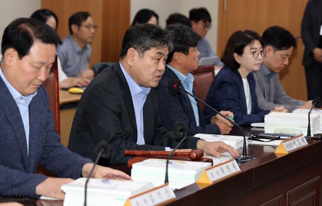 이인재 최저임금위원장이 26일 정부세종청사에서 열린 최저임금위원회 제7차 전원회의를 주재하고 있다 사진연합뉴스