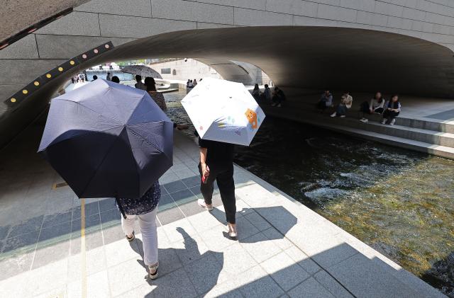 청계천 다리 아래 휴식 취하는 시민들
서울연합뉴스 류영석 기자 무더운 날씨가 이어지는 23일 서울 청계천을 찾은 시민 및 관광객들이 모전교 아래 그늘에서 햇볕을 피하고 있다 2025623
ondolynacokr2025-06-23 143524
저작권자 ⓒ ㈜연합뉴스 무단 전재 재배포 금지 AI 학습 및 활용 금지저작권자 ⓒ ㈜연합뉴스 무단 전재 재배포 금지 AI 학습 및 활용 금지