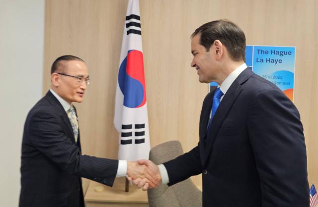 위성락 안보실장 루비오 미 국무장관 면담
서울연합뉴스 네덜란드 헤이그에서 개최된 NATO 정상회의에 이재명 대통령을 대신해 참석한 위성락 안보실장이 24일현지시간 마코 루비오 미 국무장관을 면담했다고 대통령실이 25일 전했다 2025625 대통령실 제공 재판매 및 DB 금지
photoynacokr2025-06-25 203720
저작권자 ⓒ ㈜연합뉴스 무단 전재 재배포 금지 AI 학습 및 활용 금지저작권자 ⓒ ㈜연합뉴스 무단 전재 재배포 금지 AI 학습 및 활용 금지