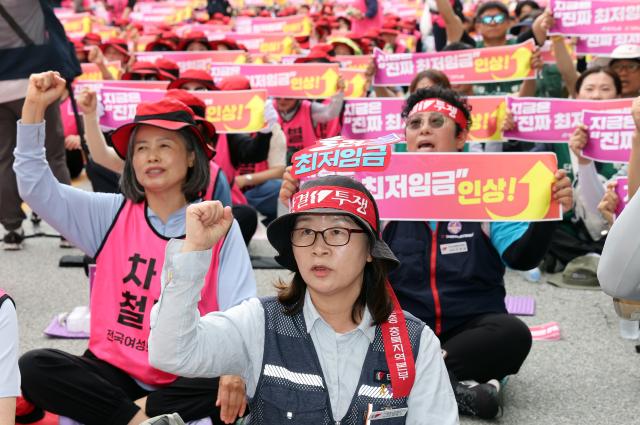 진짜 최저임금 인상촉구 결의대회
세종연합뉴스 배재만 기자 26일 최저임금위원회 7차 전원회의가 열리고 있는 정부세종청사 최저임금위원회 앞에서 열린 모두를 위한 진짜 최저임금 인상 촉구 결의대회에서 민주노총과 한국노총 소속 조합원들이 최저임금 인상을 촉구하고 있다 2025626
scoopynacokr2025-06-26 154514
저작권자 ⓒ ㈜연합뉴스 무단 전재 재배포 금지 AI 학습 및 활용 금지저작권자 ⓒ ㈜연합뉴스 무단 전재 재배포 금지 AI 학습 및 활용 금지