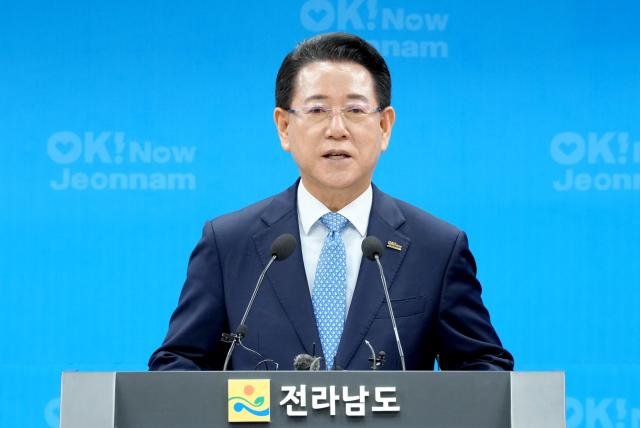 김영록 지사가 26일 도청 브리핑룸에서 민선 8기 3년을 맞아 기자회견을 열어 그동안의 주요 성과와 앞으로의 계획을 발표하고 있다사진전남도