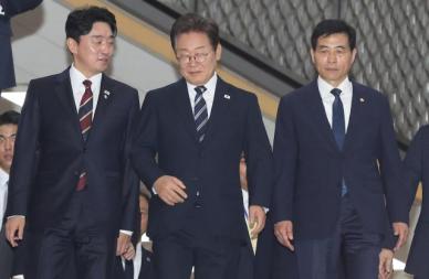 李 대통령 지지율 64％…민주 43%·국민의힘 23%
