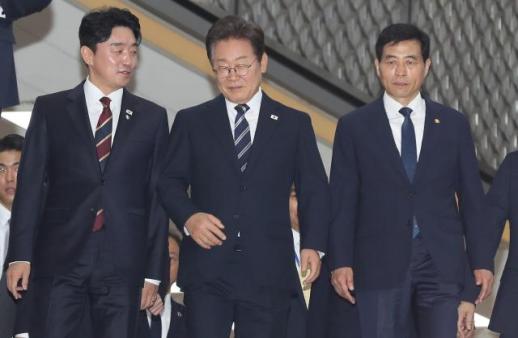 李 대통령 지지율 64％…민주 43%·국민의힘 23%