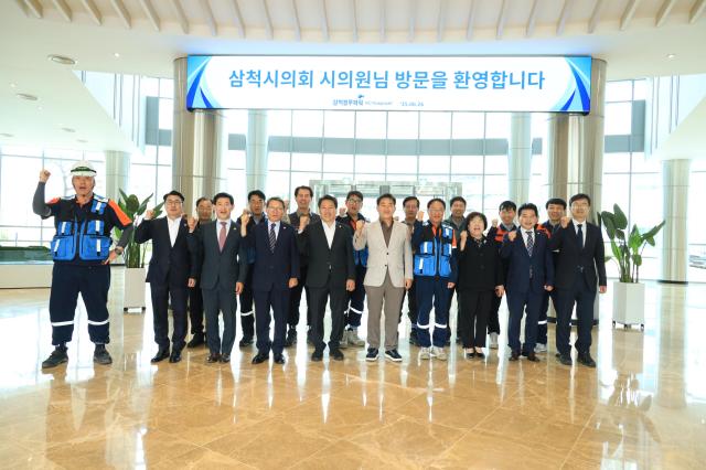 삼척시의회 과ㅑㄴ계자들이 지난 26일 삼척 블루파워를 방문하여 주요 시설을 면밀히 둘러보고 임직원들과 심도 깊은 간담회를 개최했다 사진삼척시의회