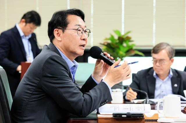 정명근 화성특례시장이 26일 민선8기 3주년 성과 보고회를 열고 주요 성과를 종합 점검하고 있다 사진화성시