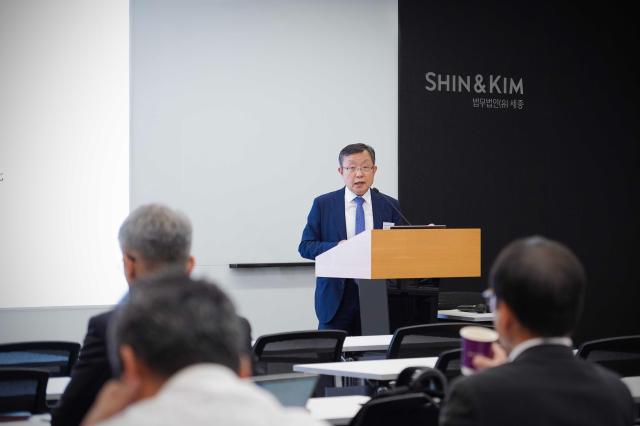 박인동 변호사가 일본 기업이 반드시 알아야 할 한국의 노동법 세미나에서 발언하고 있다사진법무법인 세종