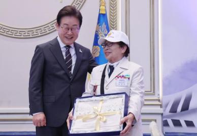 李대통령, 취임 후 첫 靑영빈관 국가유공자 초청...희생에 예우