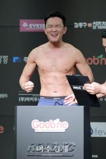 [포토] 윤형빈, 계체량 통과 (로드FC)