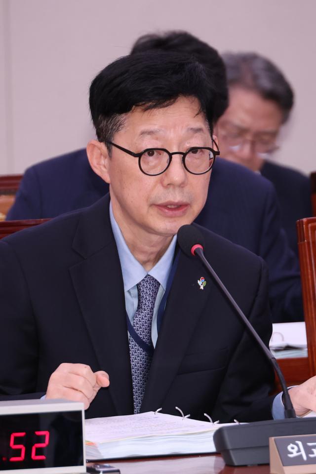 박윤주 외교부 1차관이 27일 국회 외교통일위원회 전체회의에서 추가경정예산안과 관련한 질의에 답하고 있다 사진연합뉴스