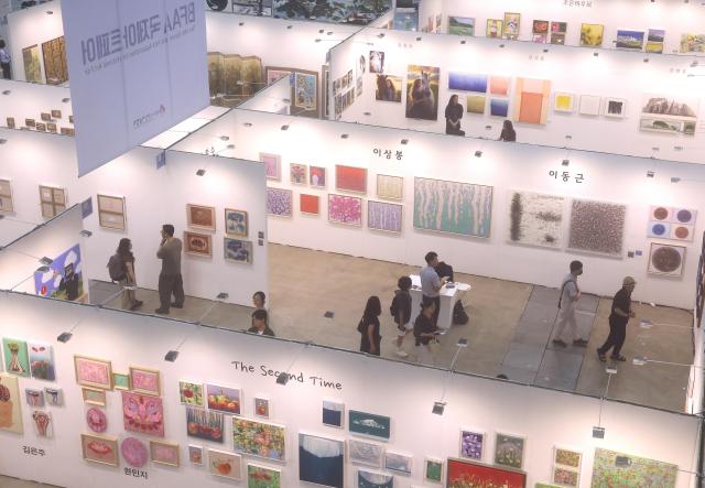 6월 26일 부산 해운대구 벡스코 제2전시장에서 열린 2025 제14회 BFAA 부산국제아트페어 및 2025 제45회 부산미술제에서 관람객들이 작품을 감상하고 있다 사진연합뉴스