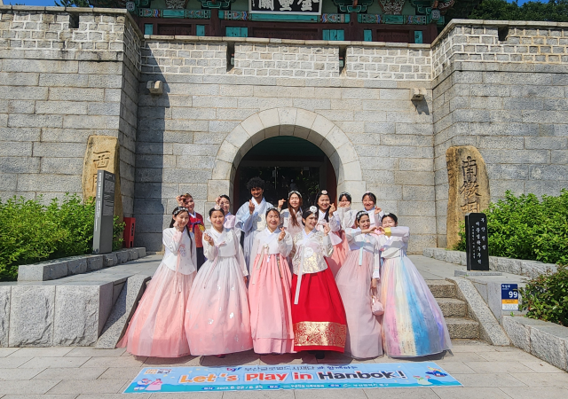 부산 동구는 22일과 25일 외국인 유학생 등 60여 명을 대상으로 부산진성 한복문화관 일대에서 한복 체험 행사 ‘Let’s play in HANBOK’을 3회에 걸쳐 진행했다사진부산동구