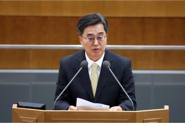27일 오전 경기도의회 본회의장에서 김동연 경기도지사 김진경 경기도의회 의장 및 경기도의원 등이 참석한 가운데 제384회 정례회 제4차 본회의가 열리고 있다 사진경기도