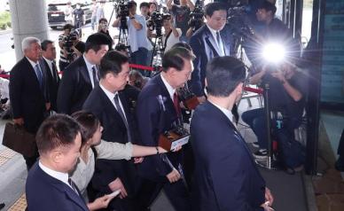 결국 현관 출석한 尹…변호인단 피의자 인권 침해