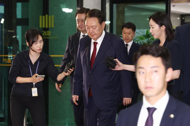 피의자 신분으로 내란 특검 조사를 받은 윤석열 전 대통령이 서초구 서울고검 청사를 나서고 있다 2025629 사진연합뉴스 공동취재