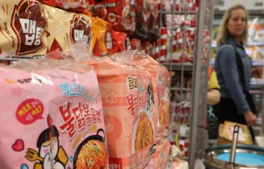 热辣滚烫火鸡面风靡全球 三养食品市值首破10万亿韩元大关