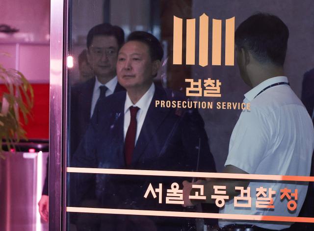 Former President Yoon Suk Yeol leaves the Seoul High Prosecutors’ Office in Seocho-gu Seoul early Sunday after being questioned by the special counsel team Joint Press Corps